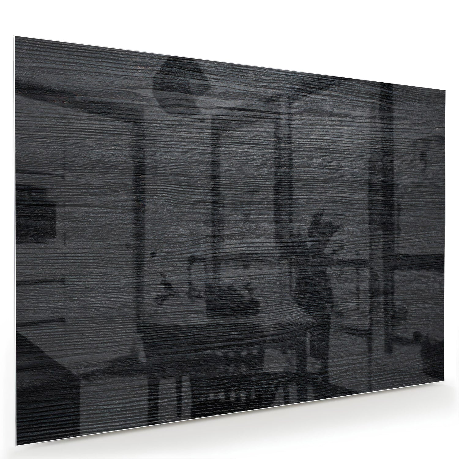 Stijlvol zwart glazen schilderij aan een wand in een moderne woonkamer.