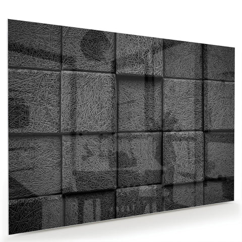 Abstract donker glazen schilderij aan een witte muur in een moderne woonkamer
