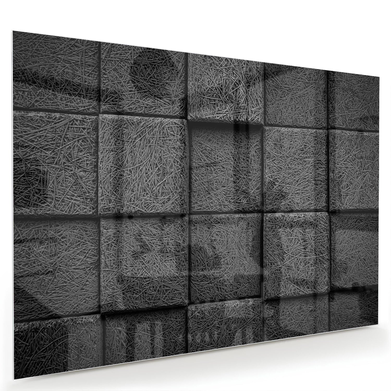 Abstract donker glazen schilderij aan een witte muur in een moderne woonkamer