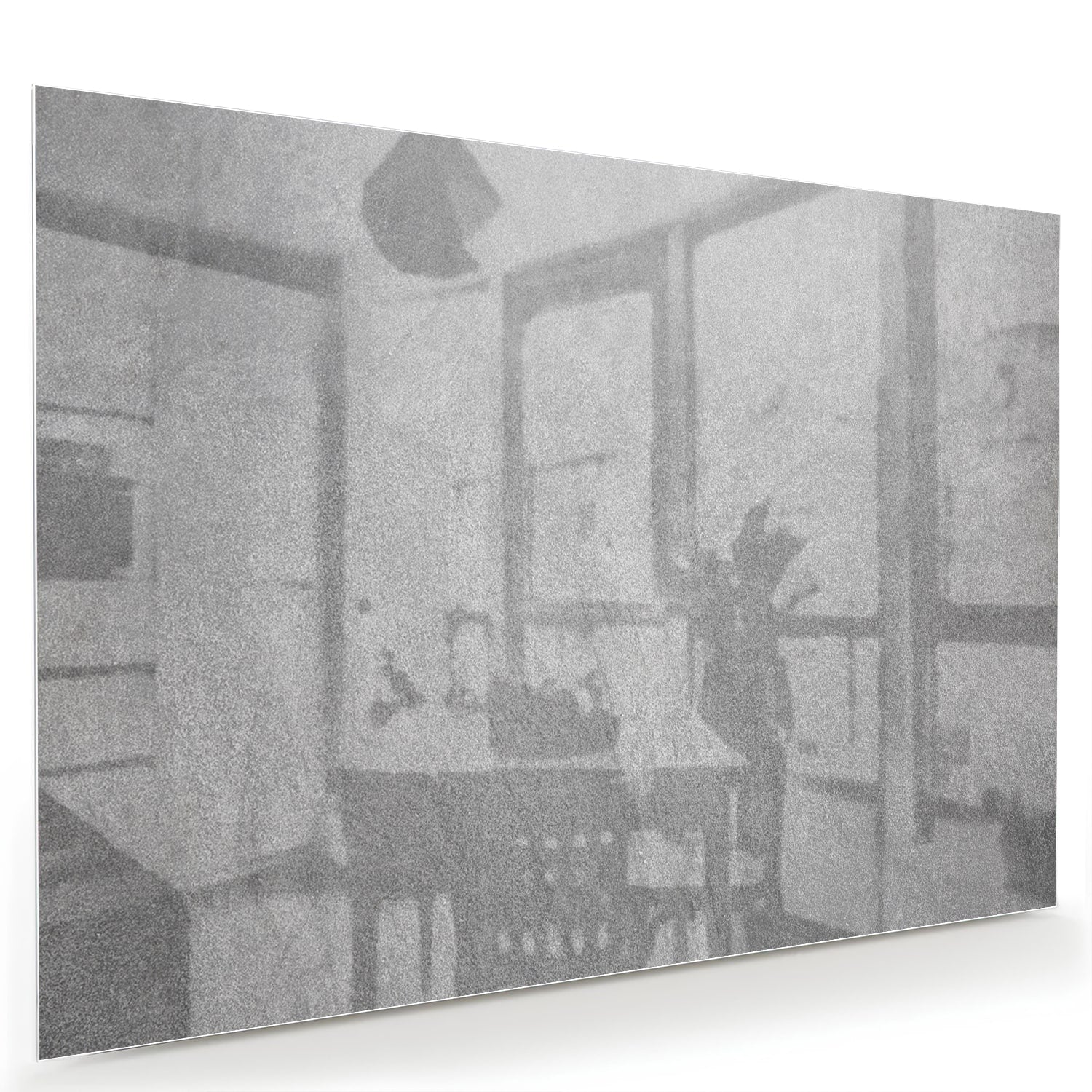 Minimalistisch glazen schilderij met handafdrukken aan de muur.