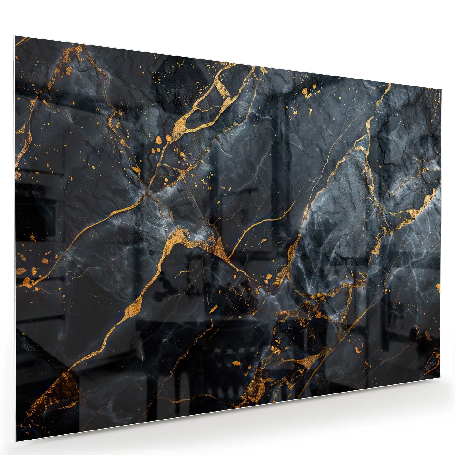 Glazen schilderij met marmerlook in zwart met gouden details aan de muur.
