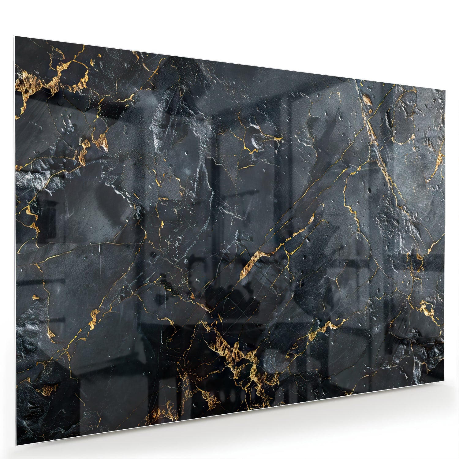 Glazen schilderij met zwarte marmerlook en gouden details aan de muur.