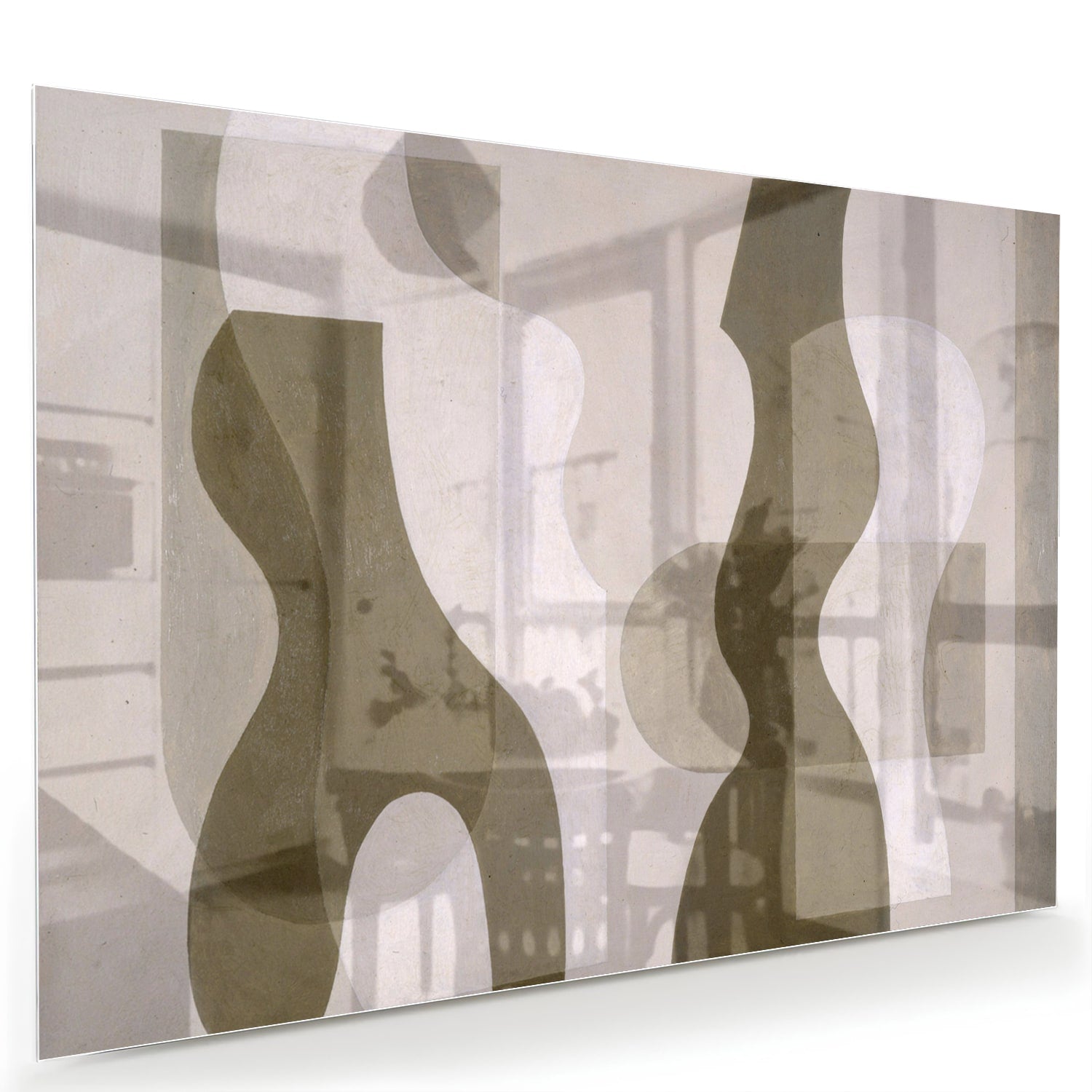 Moderne glazen schilderij met abstracte vormen in een woonkamer.