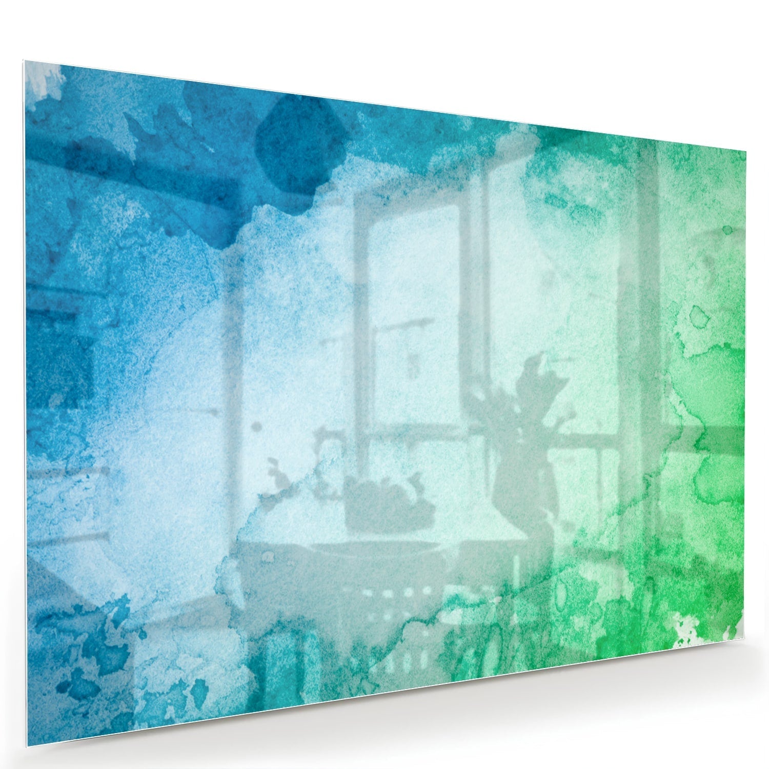 Abstract glazen schilderij in diverse tinten blauw en groen aan de muur.