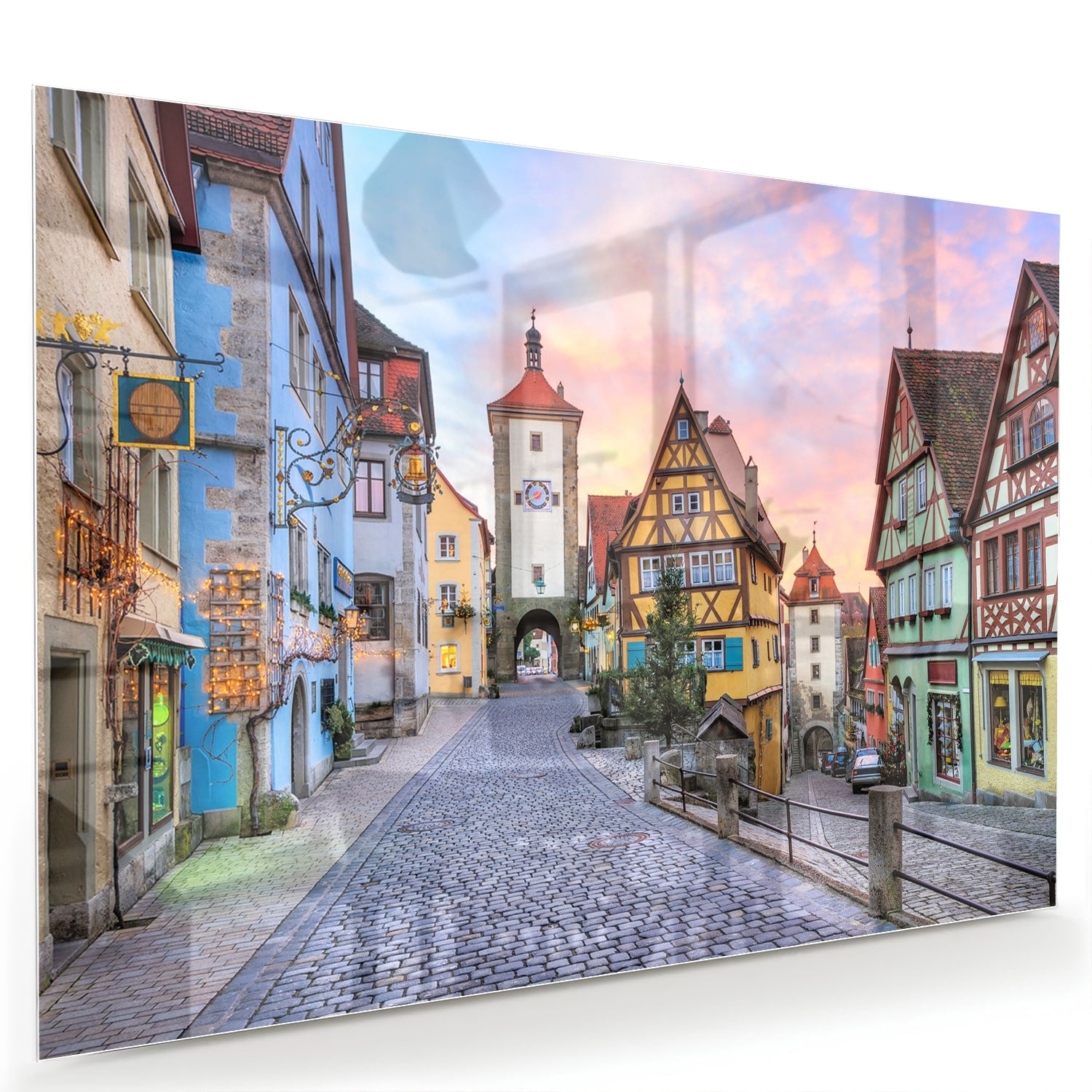 Glazen schilderij van een pittoreske straat met historische gebouwen en pastelkleuren