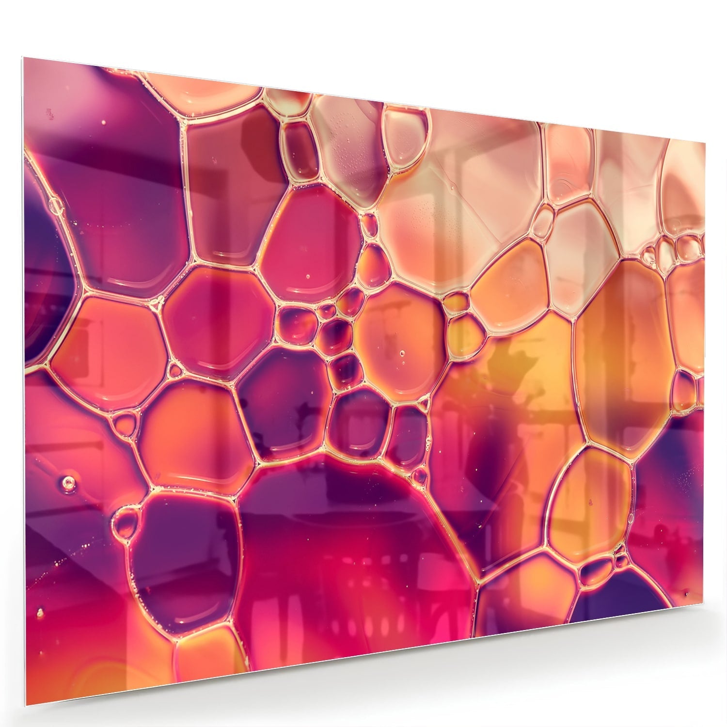 Abstract glazen schilderij met warme tinten in een interieur.