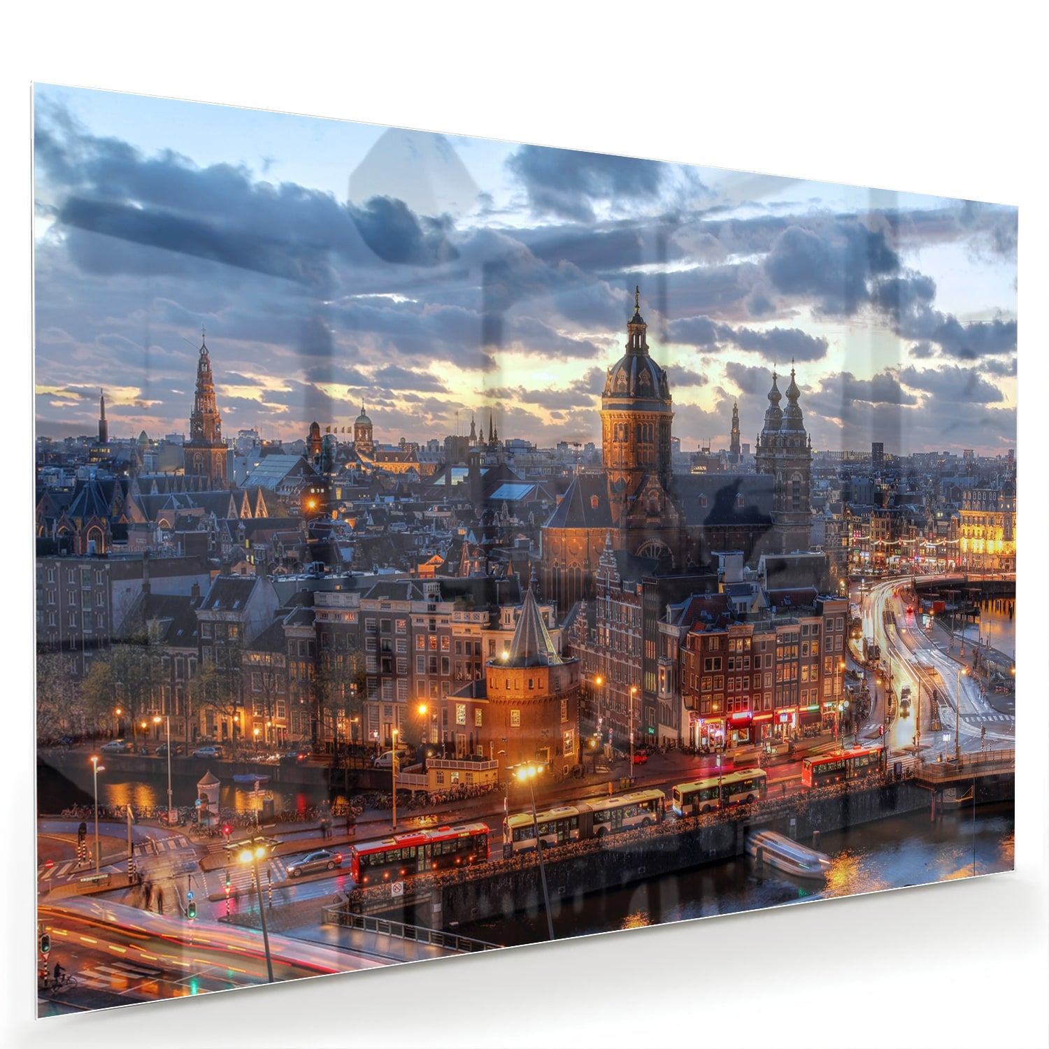 Glazen schilderij van een stedelijk landschap met stadslichten.