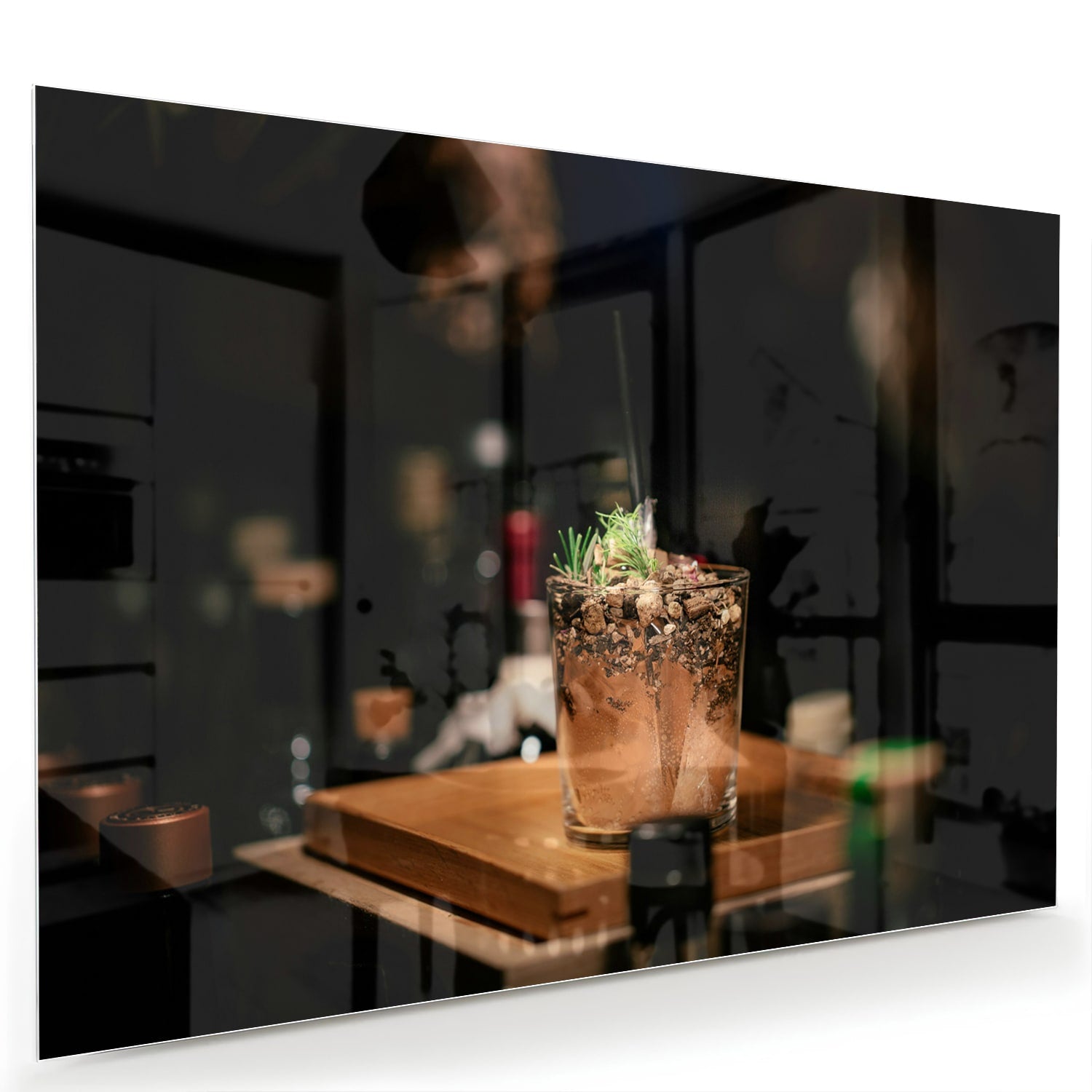 Glazen schilderij van een cocktail die sfeer en luxe uitstraalt.