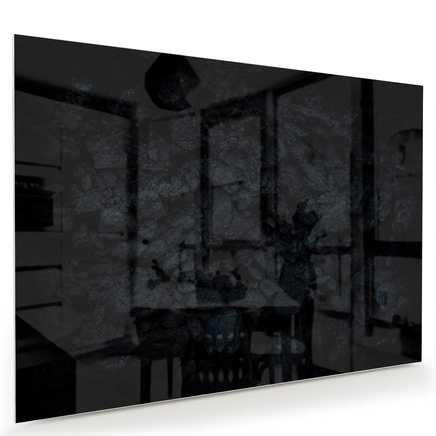 Moderne glazen schilderij met abstracte schakeringen aan de muur in een lichte kamer.