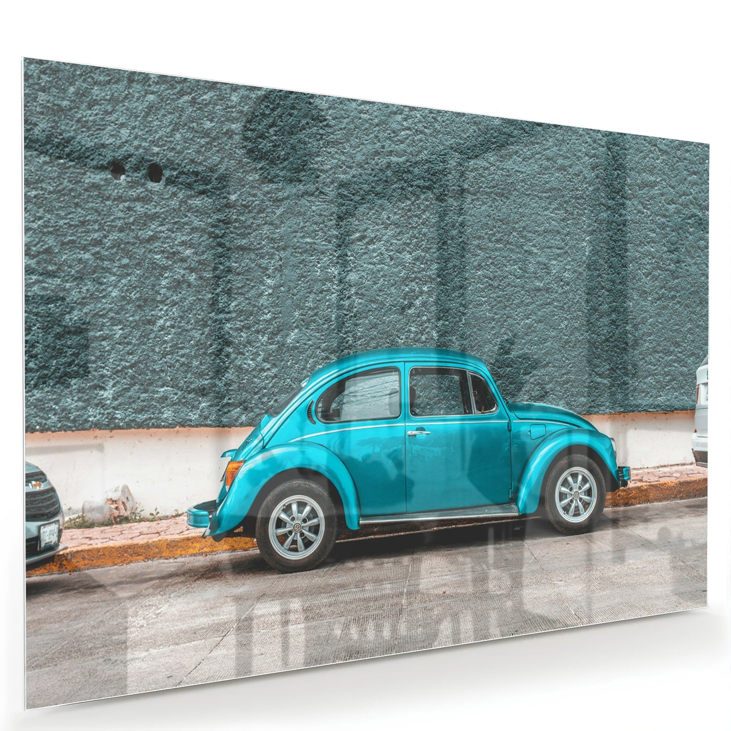 Glazen schilderij van een turquoise auto aan de muur in een moderne woonkamer.