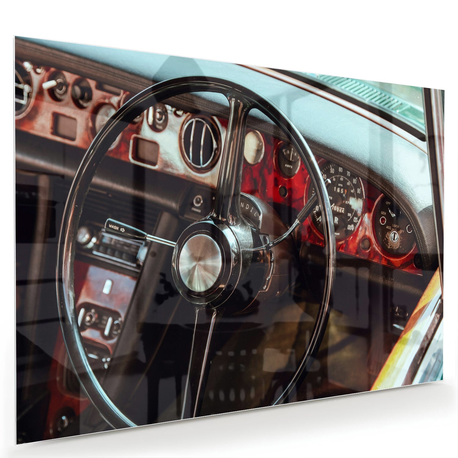 Glazen schilderij van een retro autostuur met dashboard details.