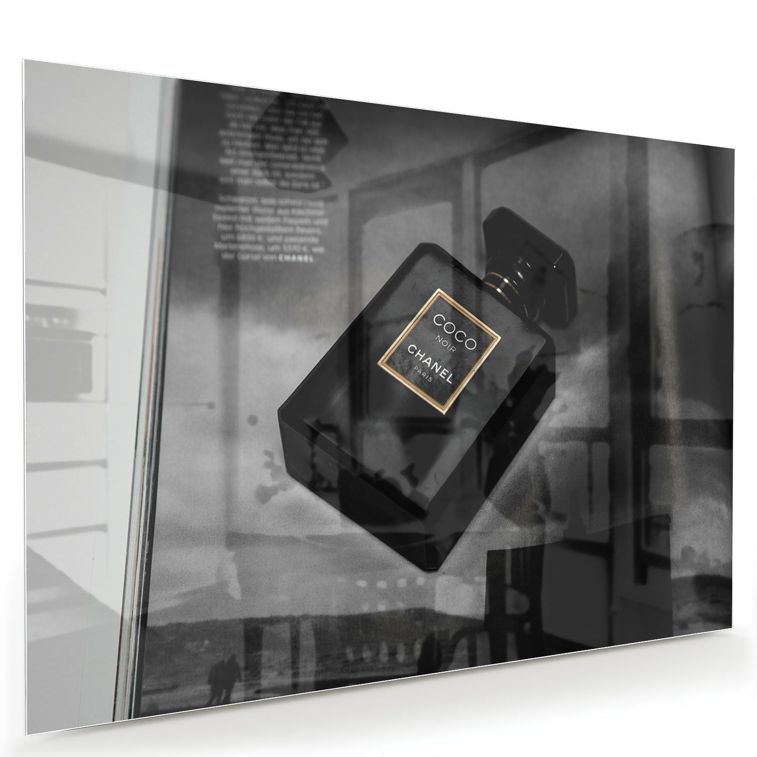 Glazen schilderij van een parfumfles in een modern interieur