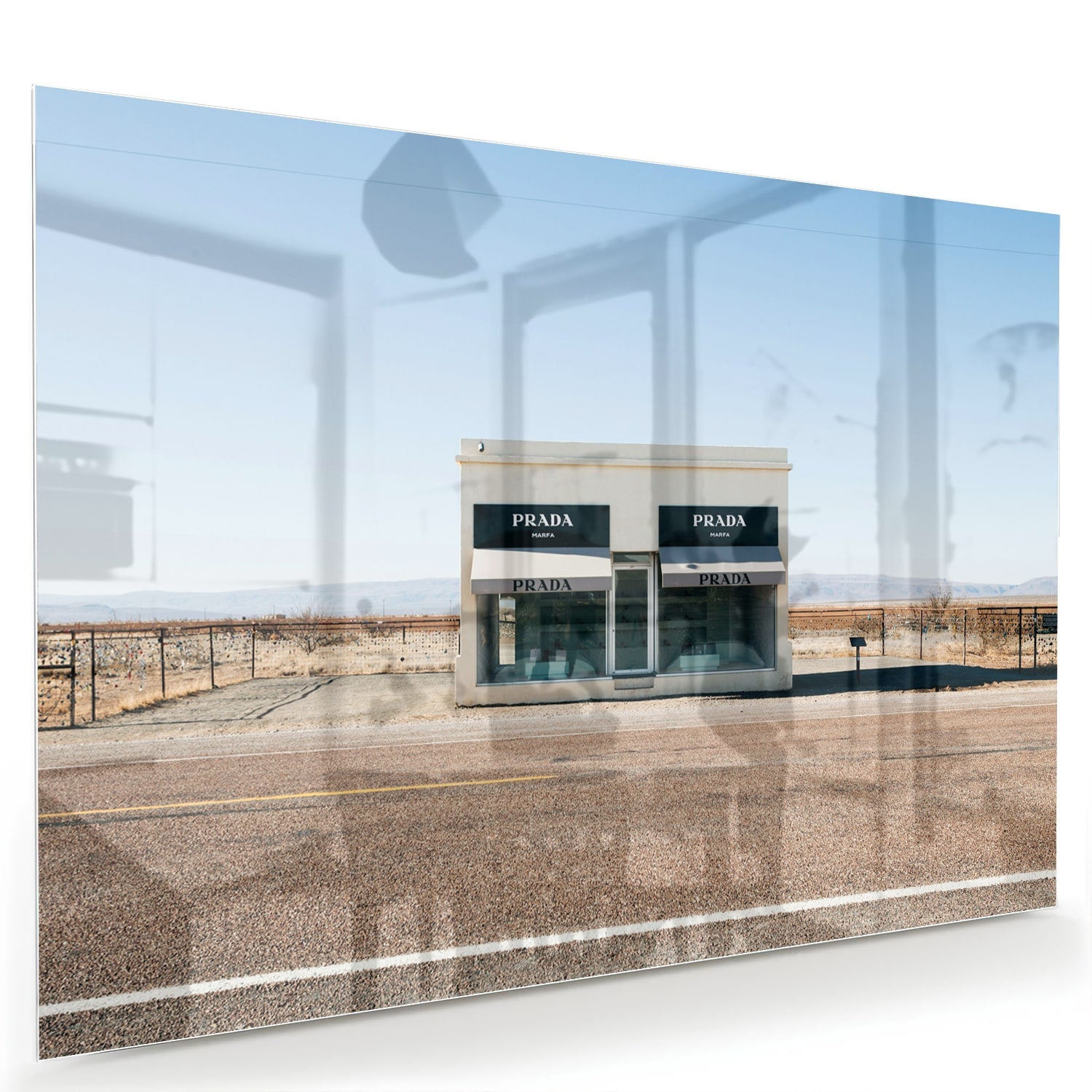 Glazen schilderij van een woestijnlandschap met moderne architectuur