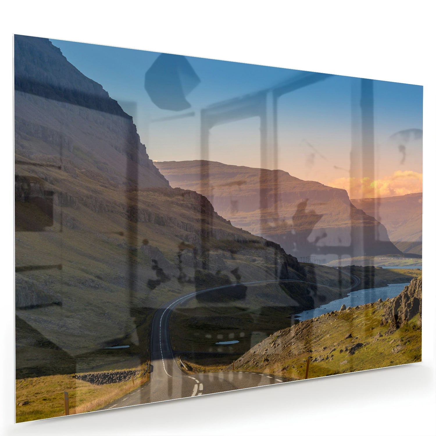 Glazen schilderij met uitzicht op bergen en een rivier in een modern interieur.