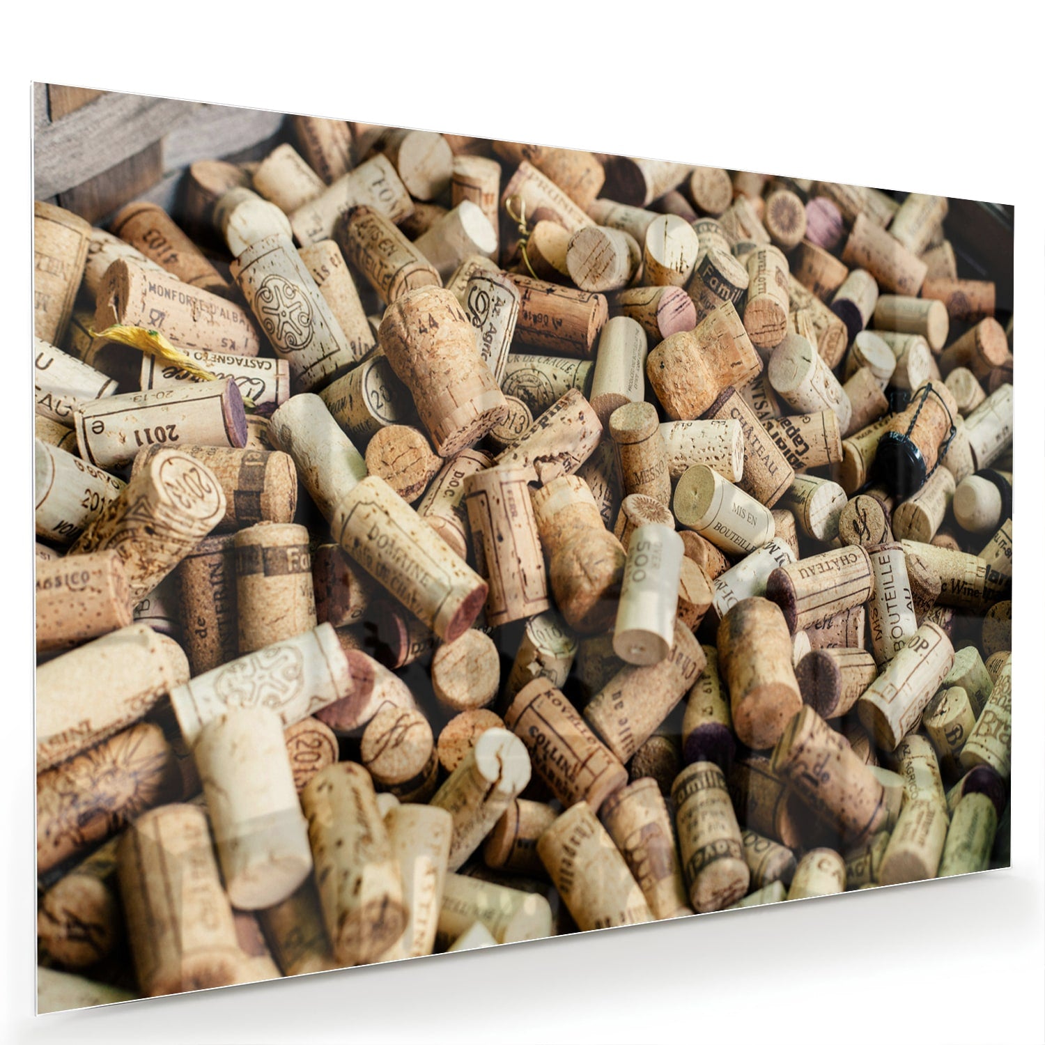 Glazen schilderij met een stapel wijnkurken op een muur.
