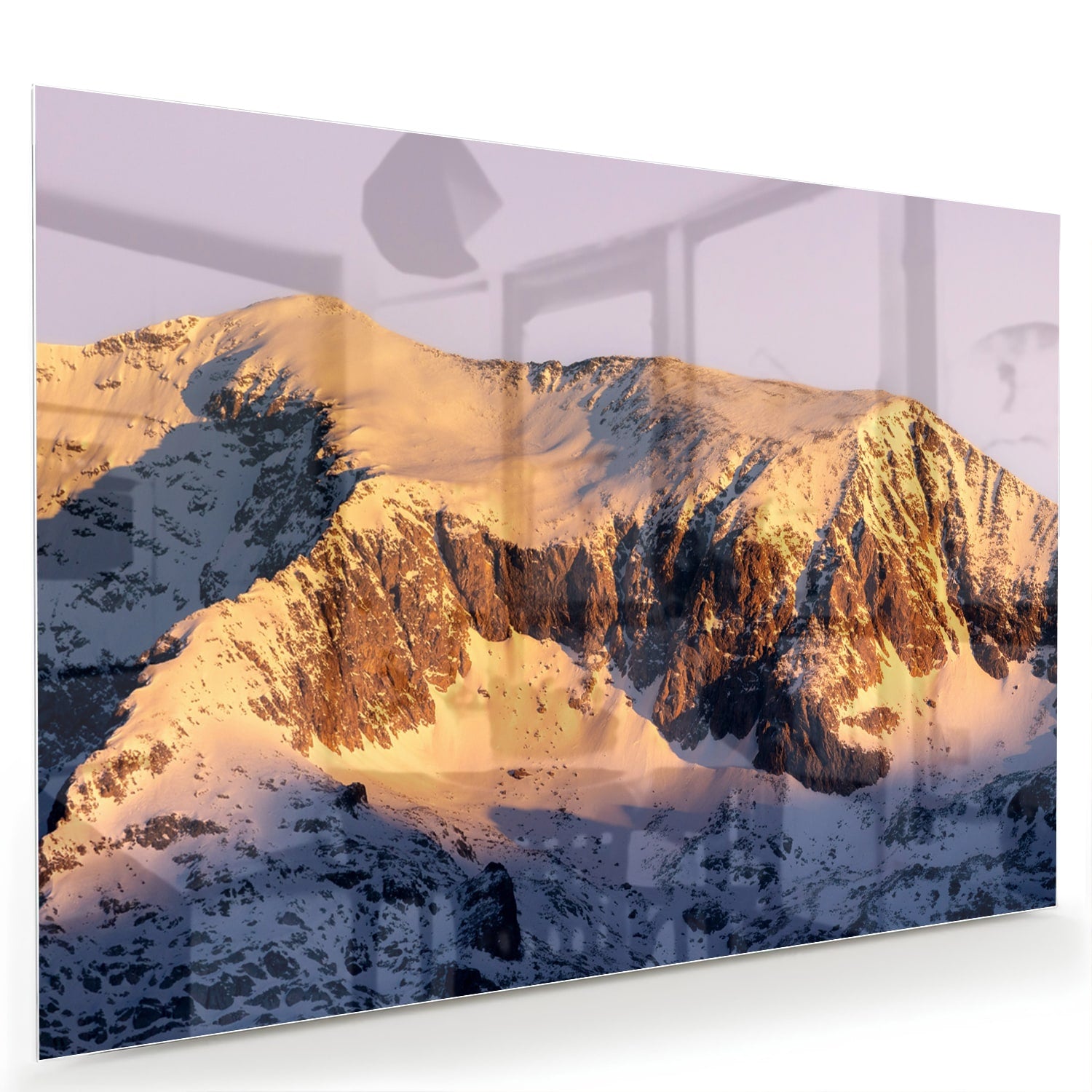 Glazen schilderij van een berglandschap met zonovergoten toppen en sneeuw