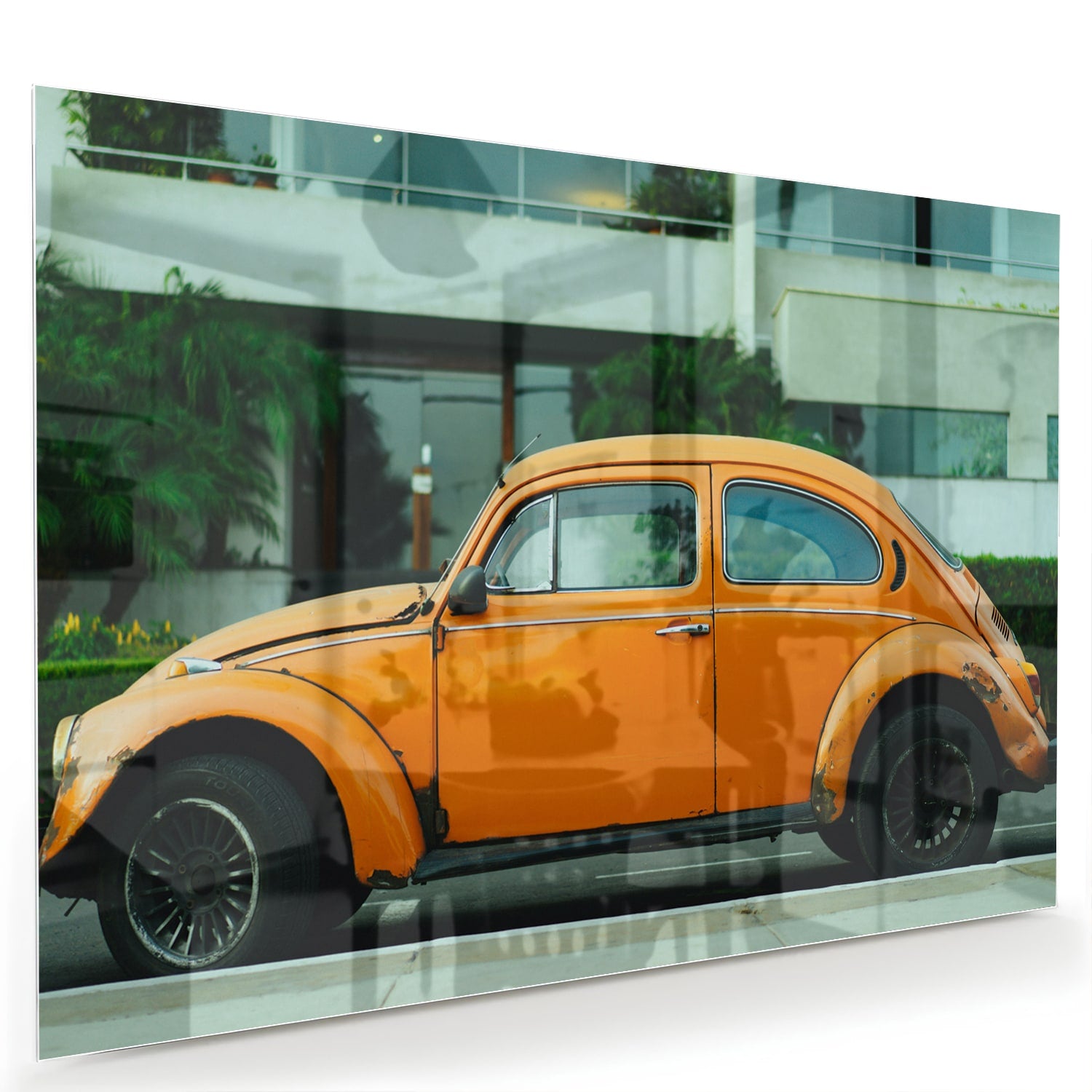 Glazen schilderij van een oranje Volkswagen Kever op een muur