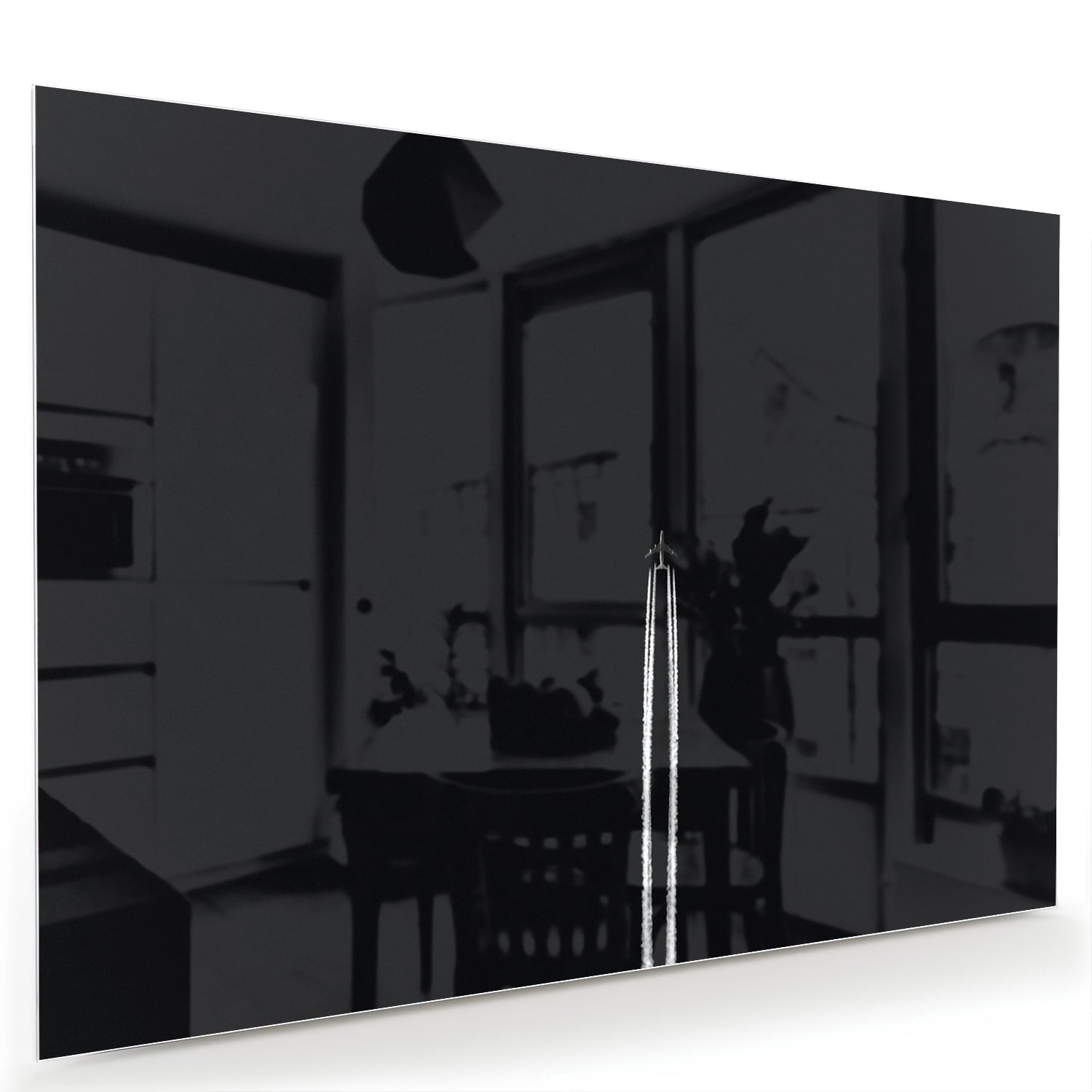 Zwart glazen schilderij aan de muur in een moderne woonkamer met houten meubel.