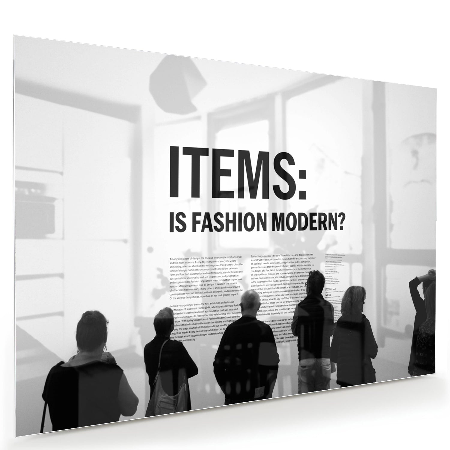 Glazen schilderij met de tekst 'ITEMS: IS FASHION MODERN?', stijlvol gepresenteerd boven een houten meubel.