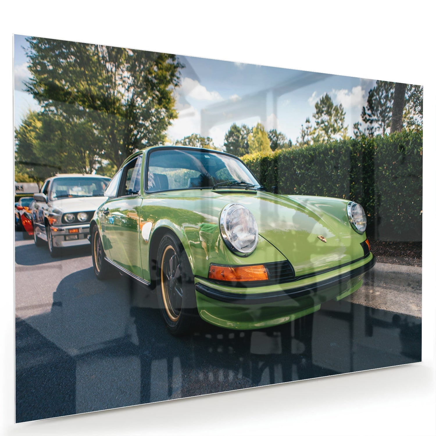 Glas schilderij van een groene Porsche aan de muur in een stijlvol interieur