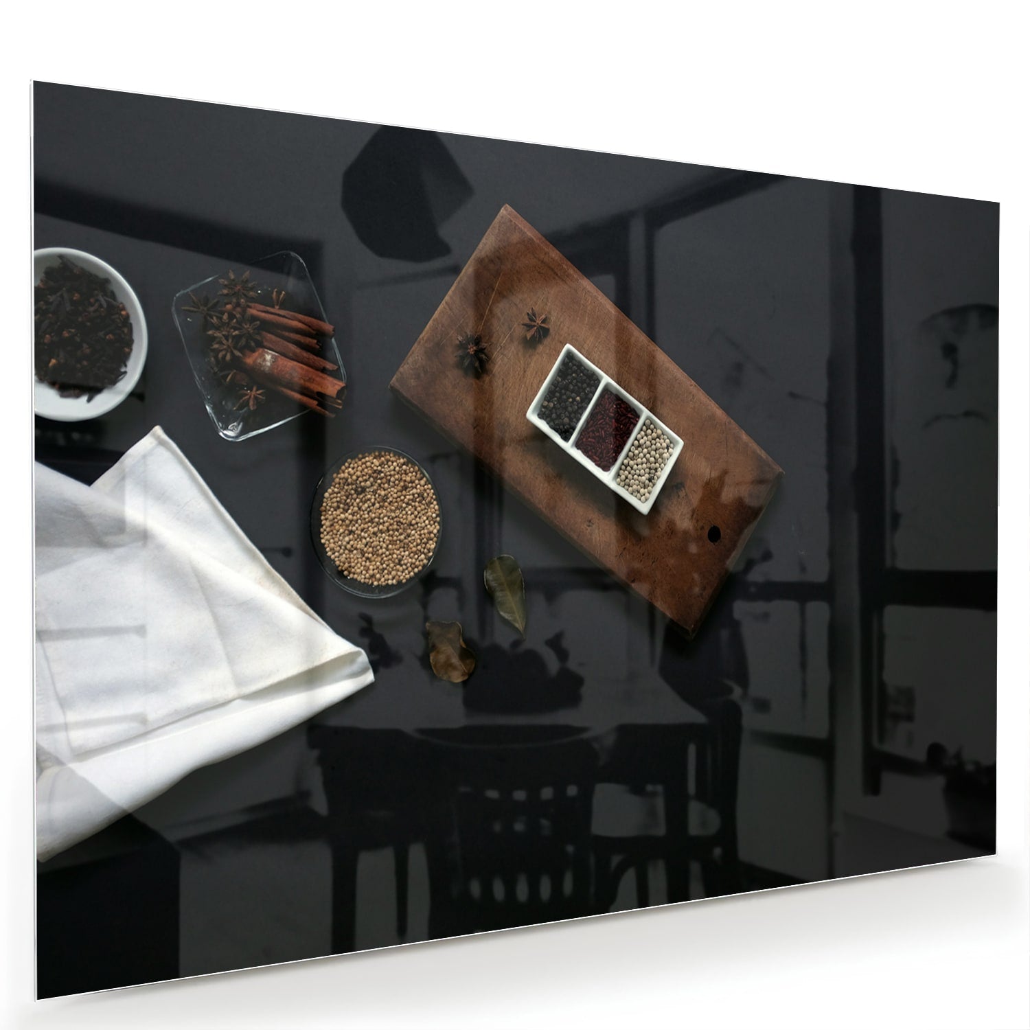 Glazen schilderij met een houten plank, koffie en notities op een tafel