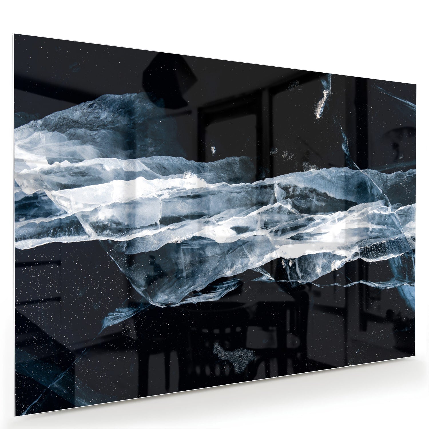 Abstract glazen schilderij in donkere kleuren met blauwe accenten, hangt aan de muur.