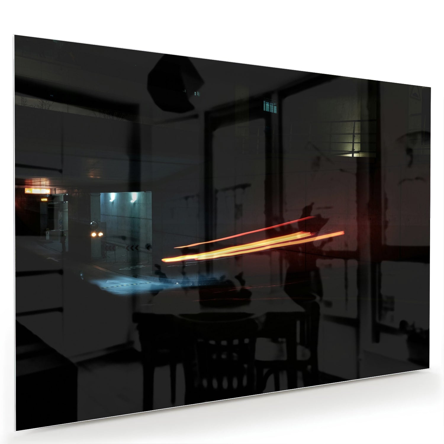 Stijlvol glazen schilderij met abstracte verlichting aan de muur boven een houten kast.