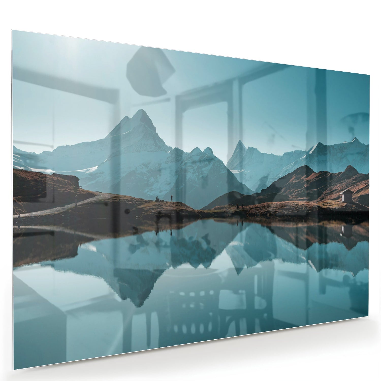 Glazen schilderij met bergen en reflecties in water.