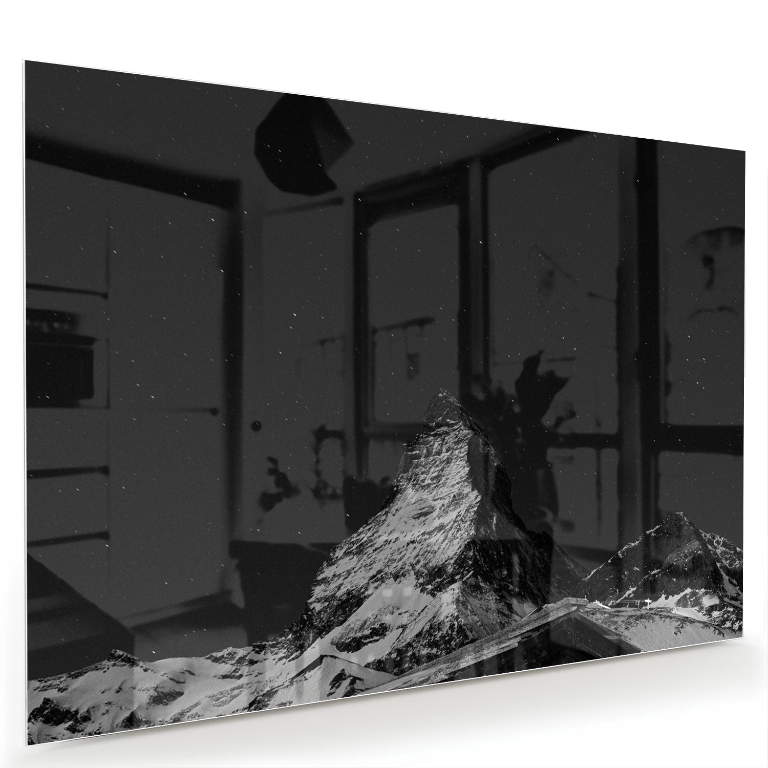 Zwart-wit glazen schilderij met een berglandschap boven een moderne kast