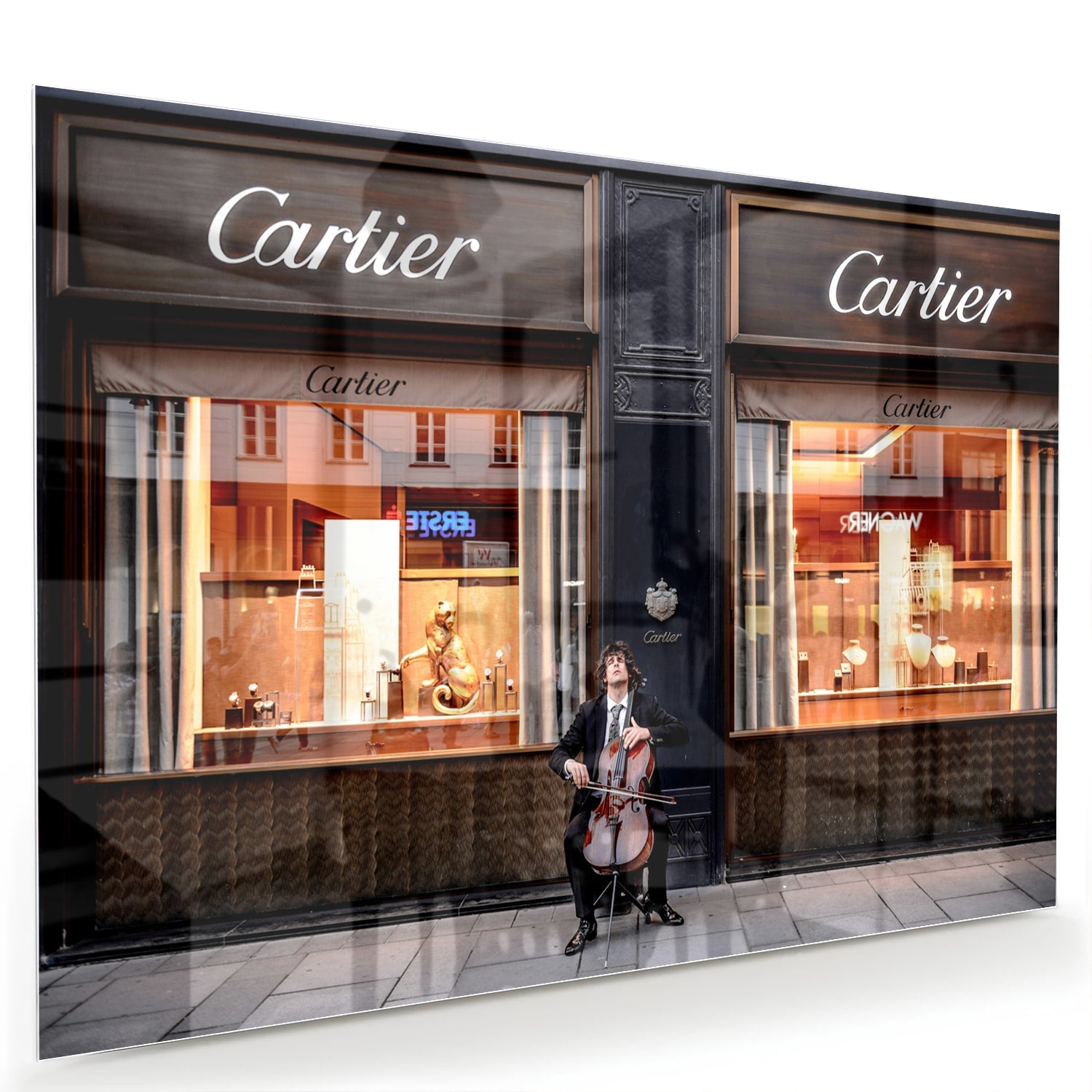 Luxe glazen schilderij van de Cartier winkel met elegantie en stijl.