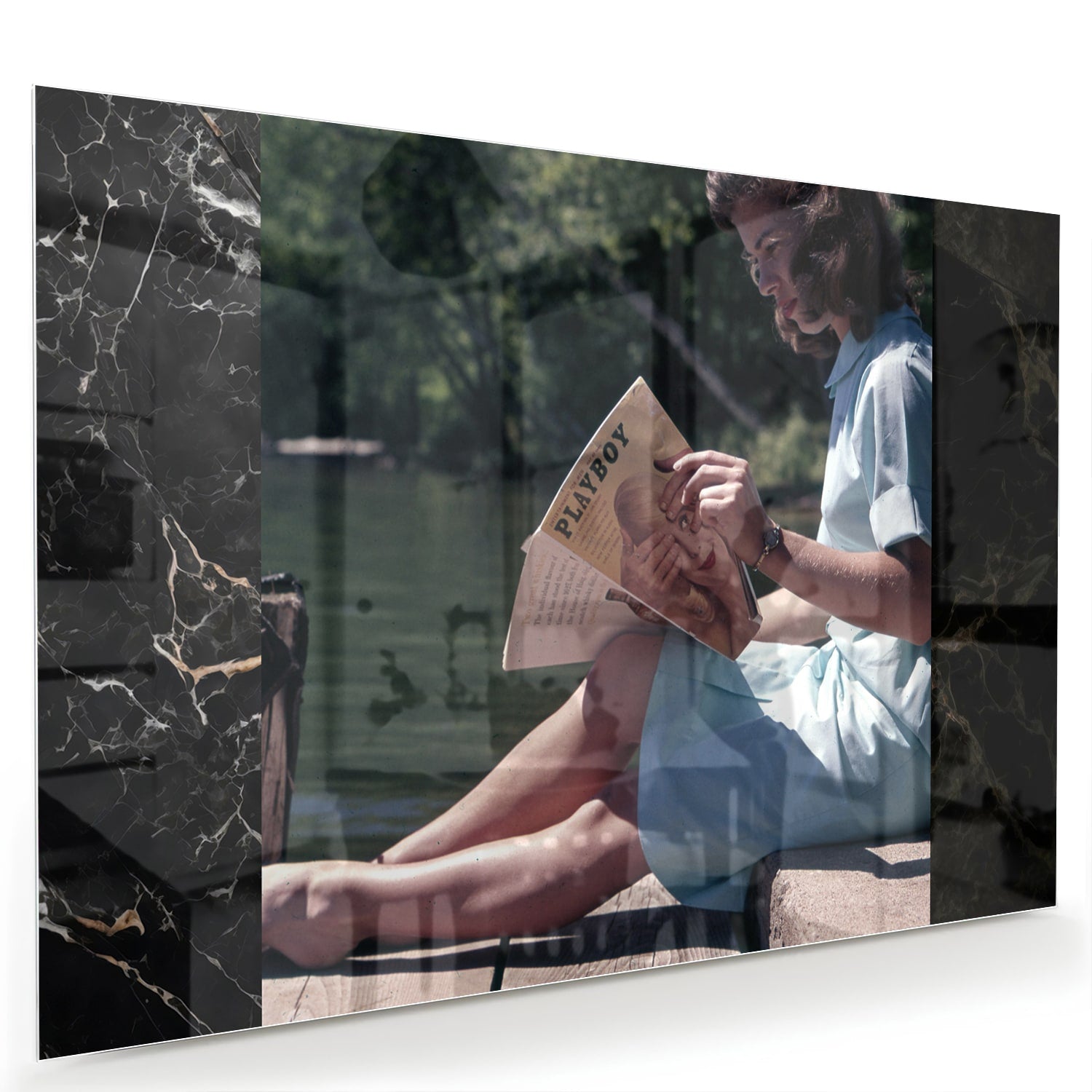 Glazen schilderij van een vrouw die aan het water leest in een serene omgeving.