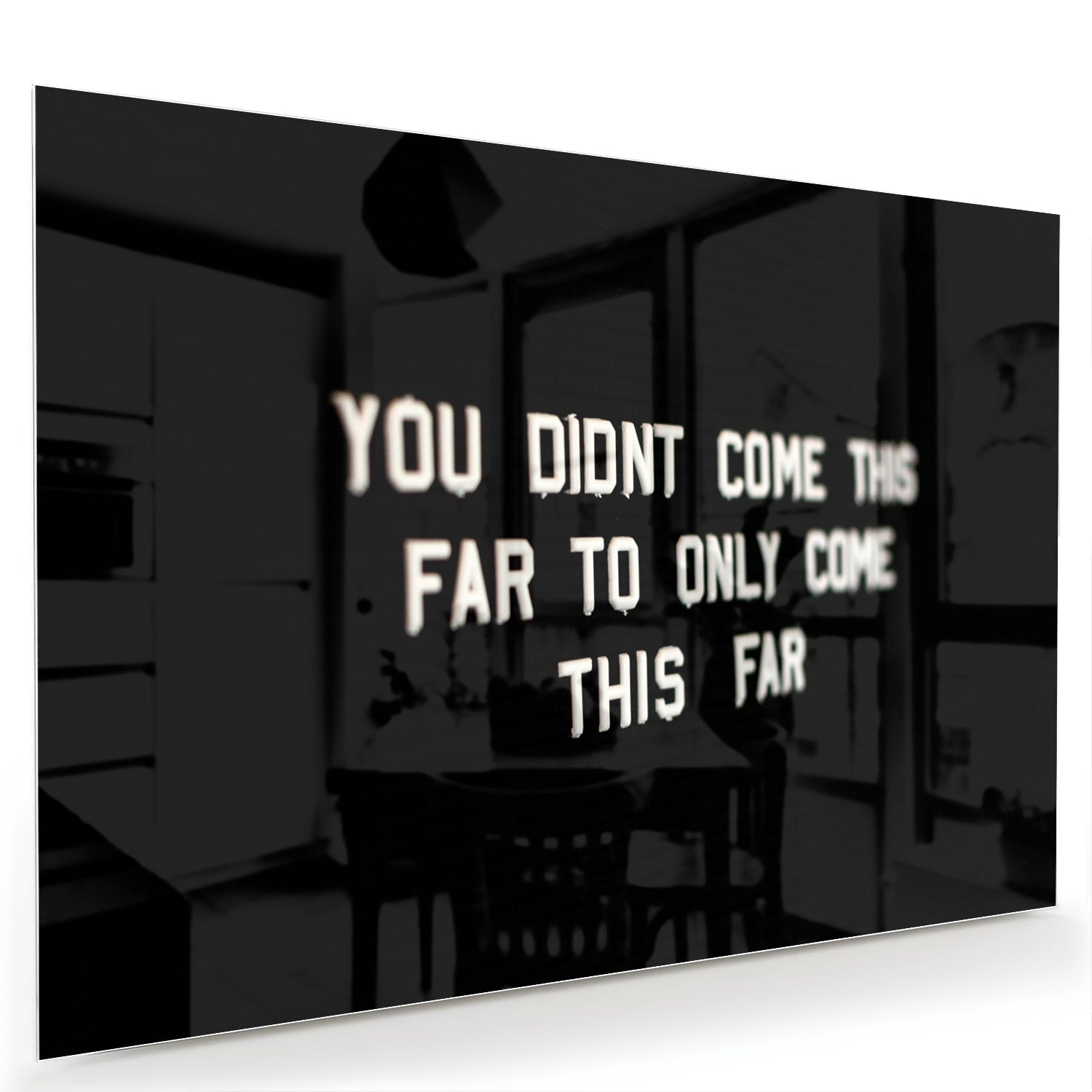 Glazen schilderij met inspirerende quote in een lichte woonkamer
