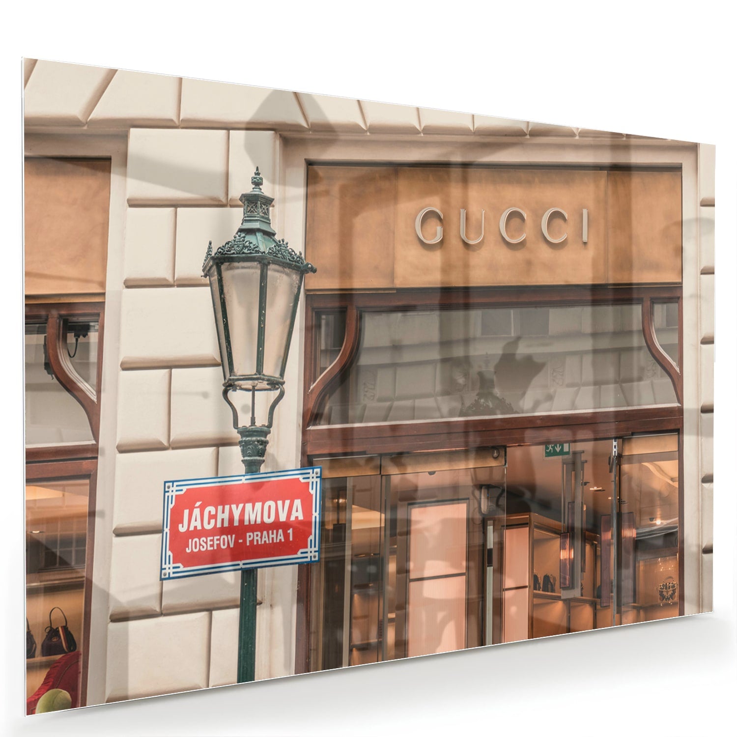Glazen schilderij met Gucci etalage en vintage lantaarn, perfect voor wanddecoratie.
