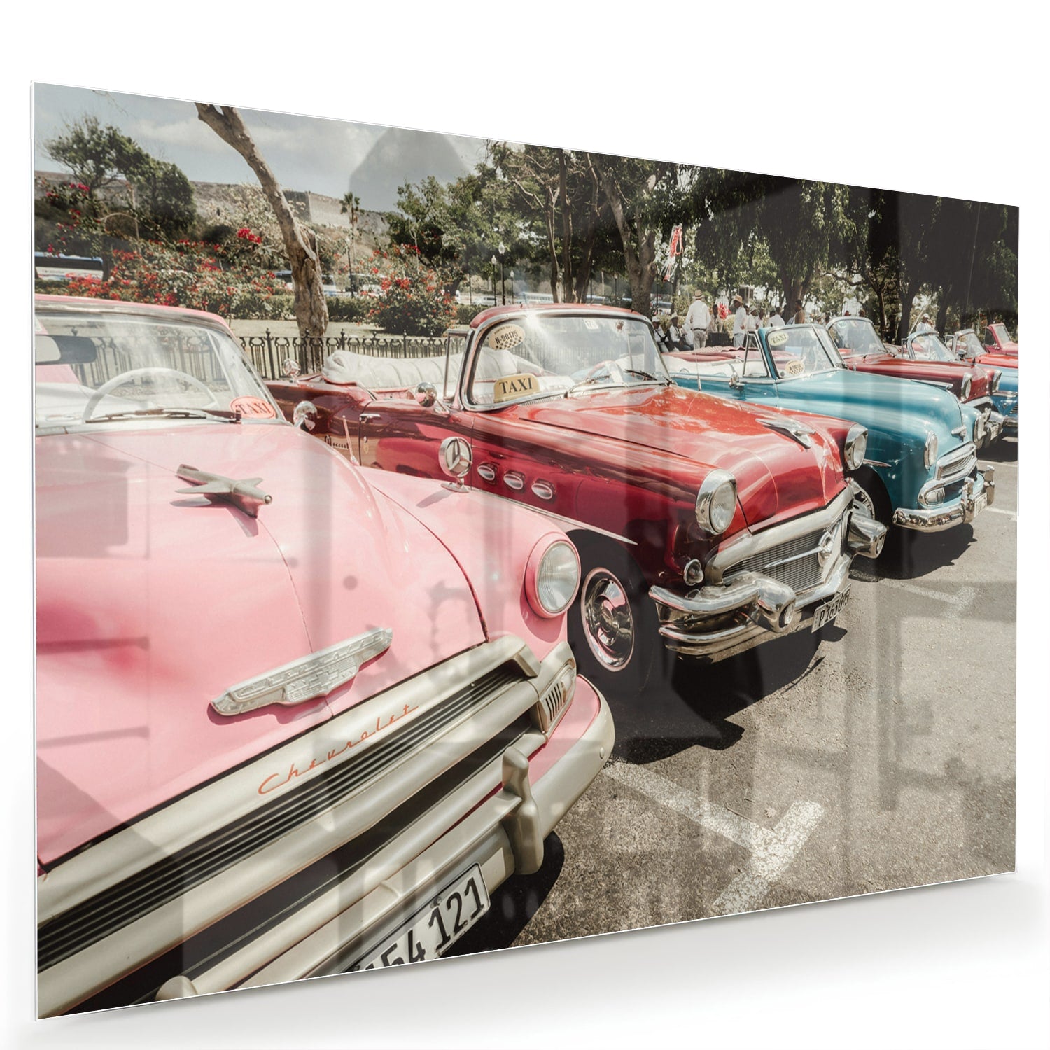 Glazen schilderij met retro auto's in roze, rood en blauw, perfect voor moderne interieurs.
