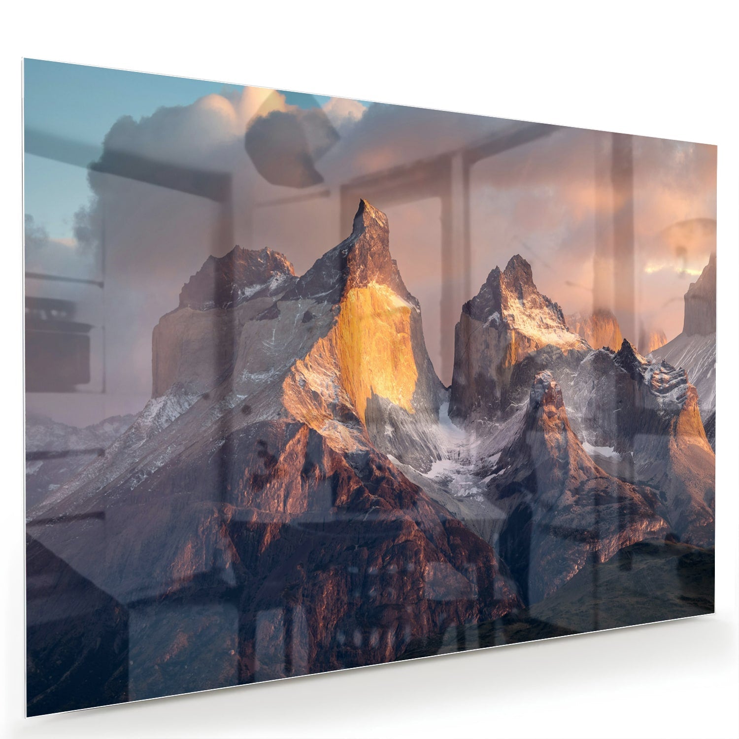 Glazen schilderij met berglandschap aan de muur in een moderne woonkamer