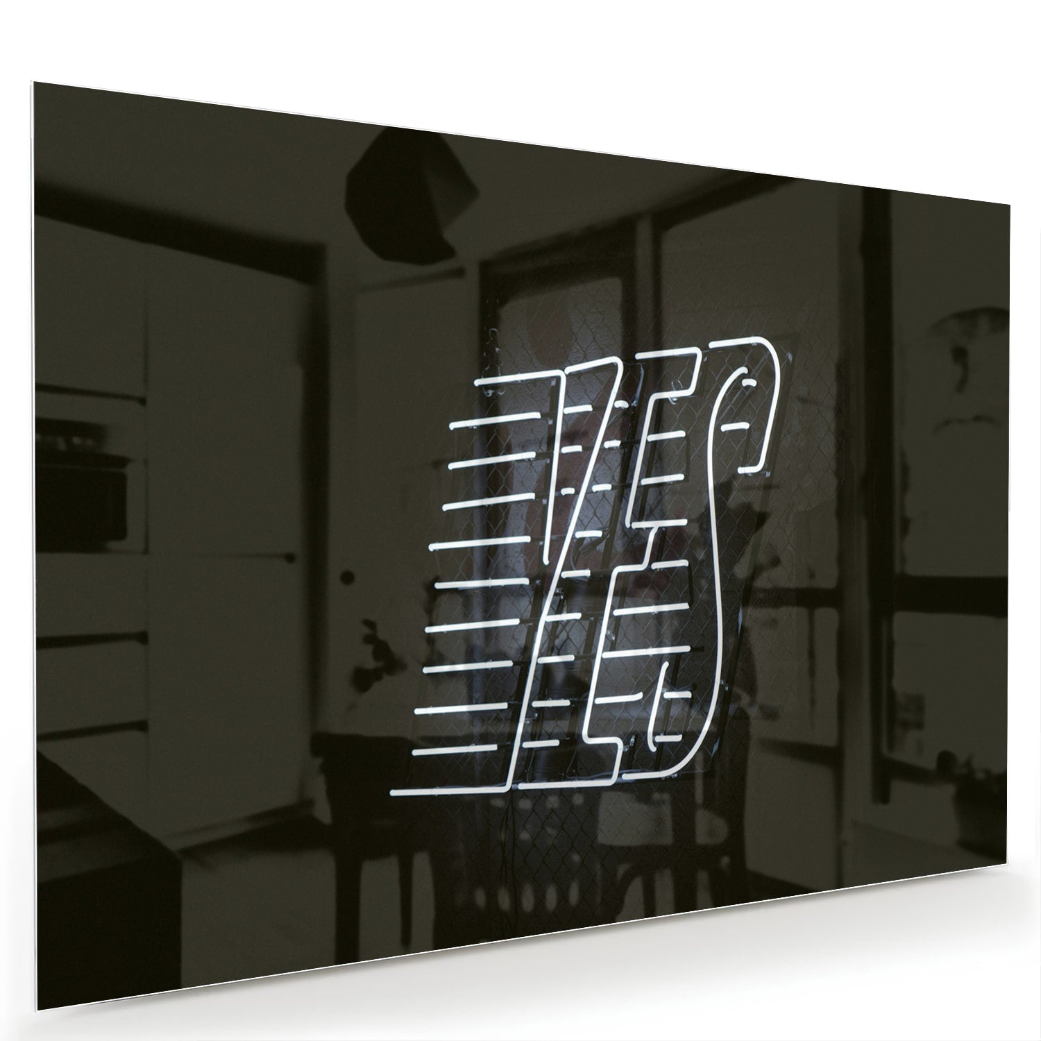 Glazen schilderij met 'YES' text in zwart en wit, hangend aan de muur.