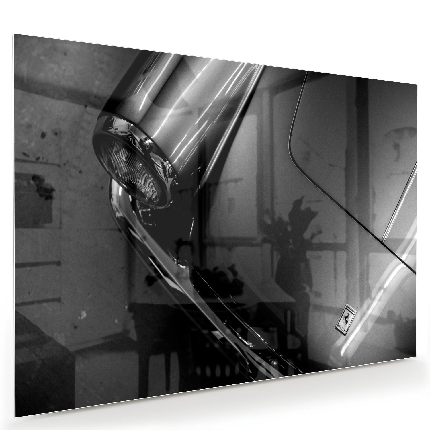 Glazen schilderij met abstracte vormen aan de muur in een stijlvolle kamer.