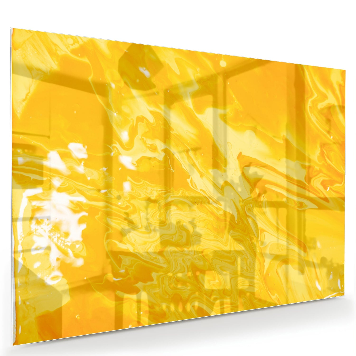 Abstract geel glazen schilderij aan de muur in een moderne woonkamer.