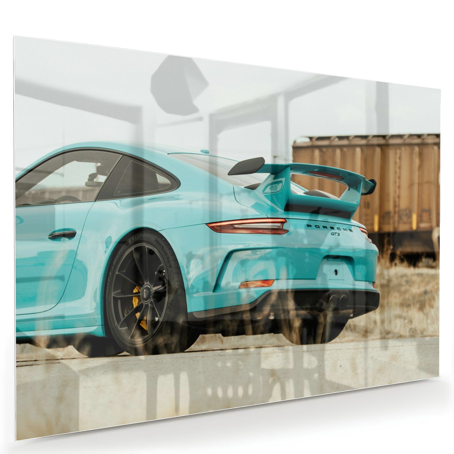 Glazen schilderij van een turquoise sportauto aan de muur in een moderne woonkamer