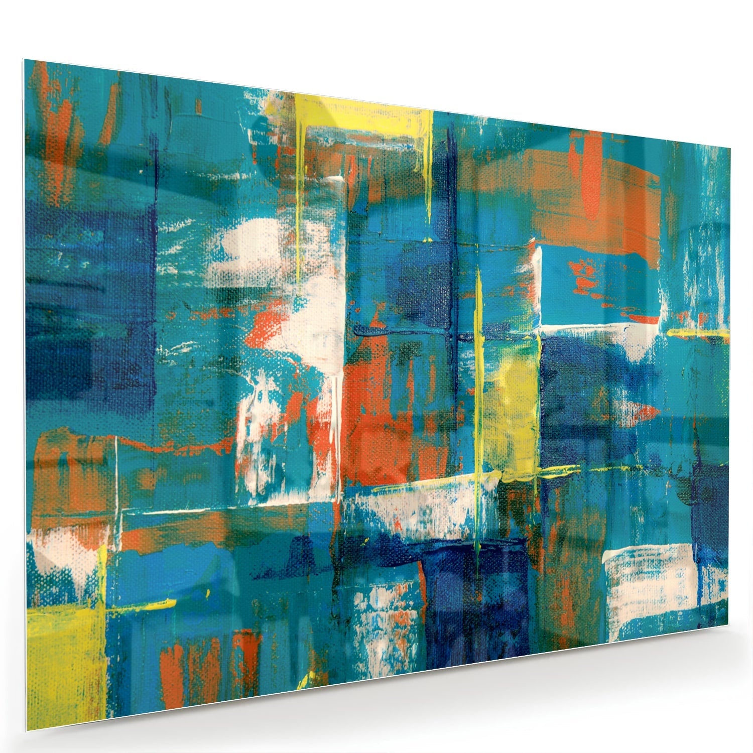 Kleurrijk abstract glazen schilderij in turquoise en oranje, genstalleerd in een moderne woonkamer.