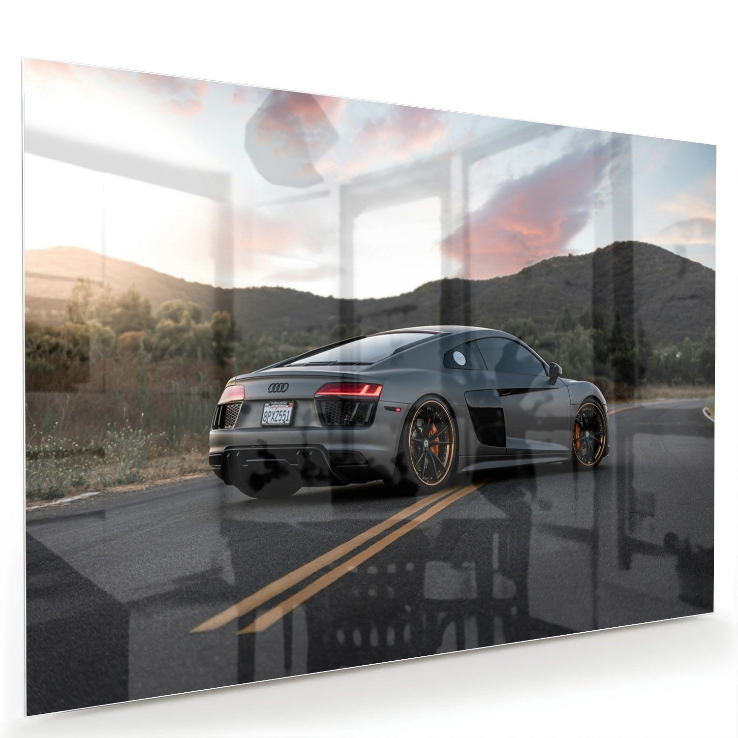 Glazen schilderij van een sportwagen afgebeeld in de natuur met bergen op de achtergrond.