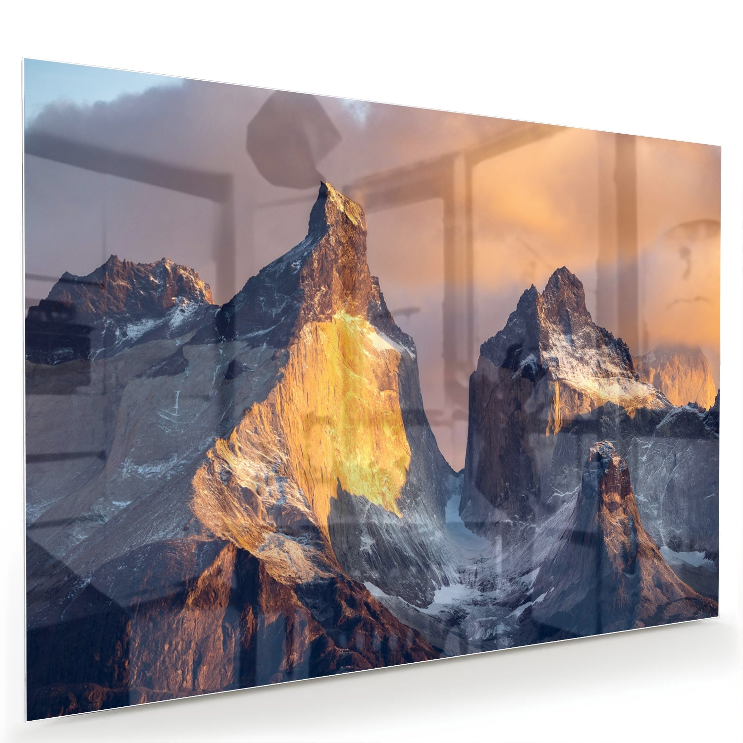 Een glazen schilderij van majestueuze bergen met gouden ochtendlicht