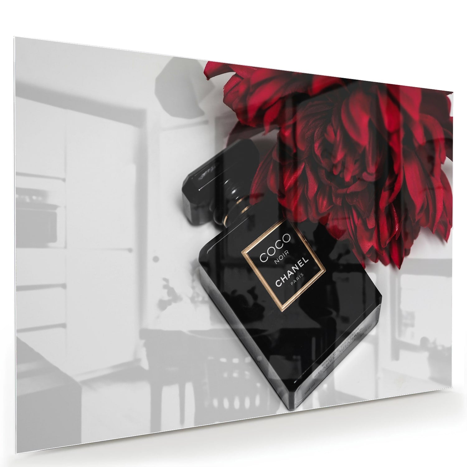 Glazen schilderij van parfumfles met rode bloemen op een witte muur