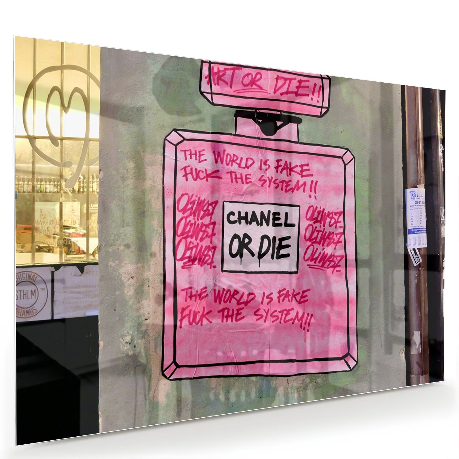 Glazen schilderij met de tekst 'Chanel or Die' in felle kleuren aan de muur.