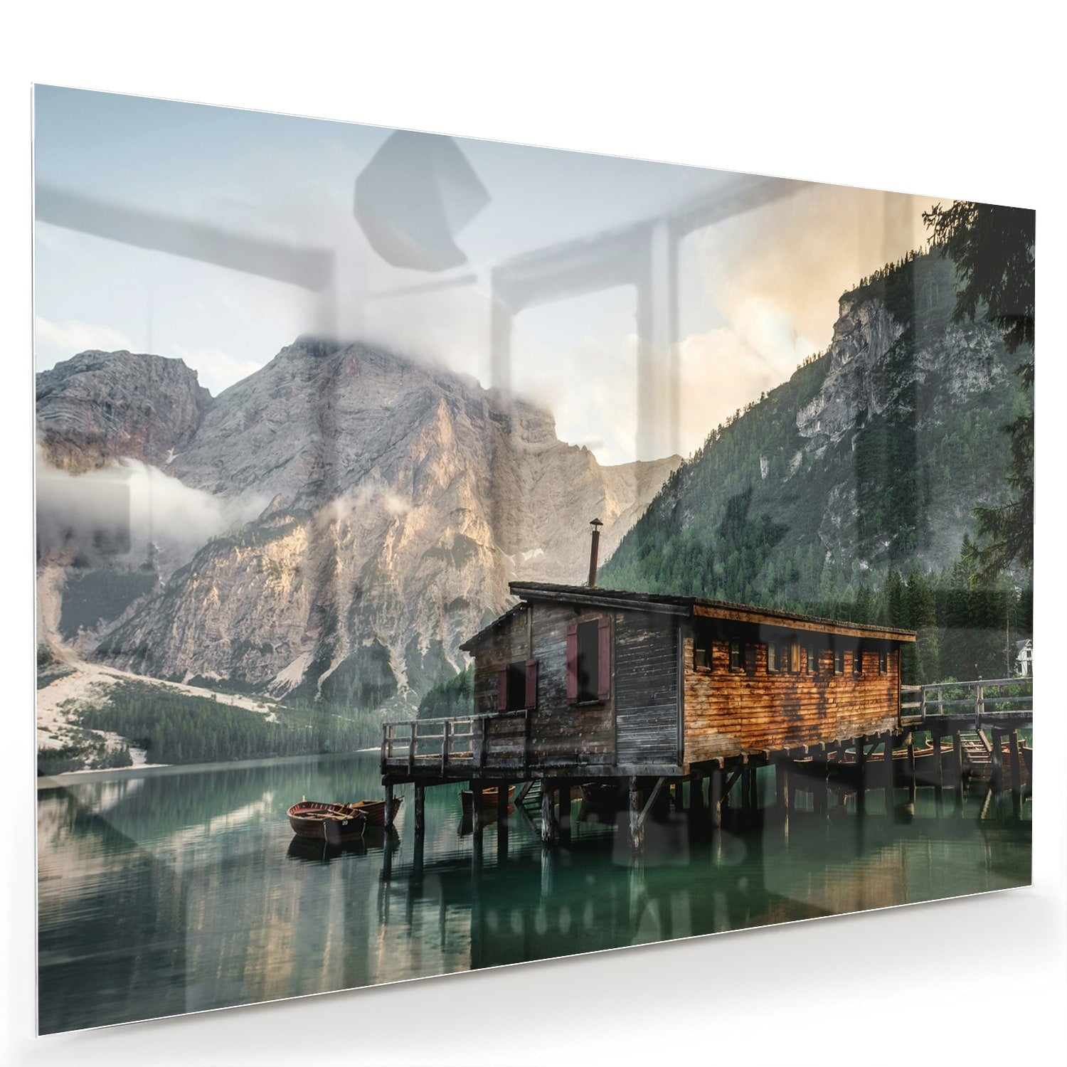 Glazen schilderij van een berghut aan een kalm meer met bergen op de achtergrond.