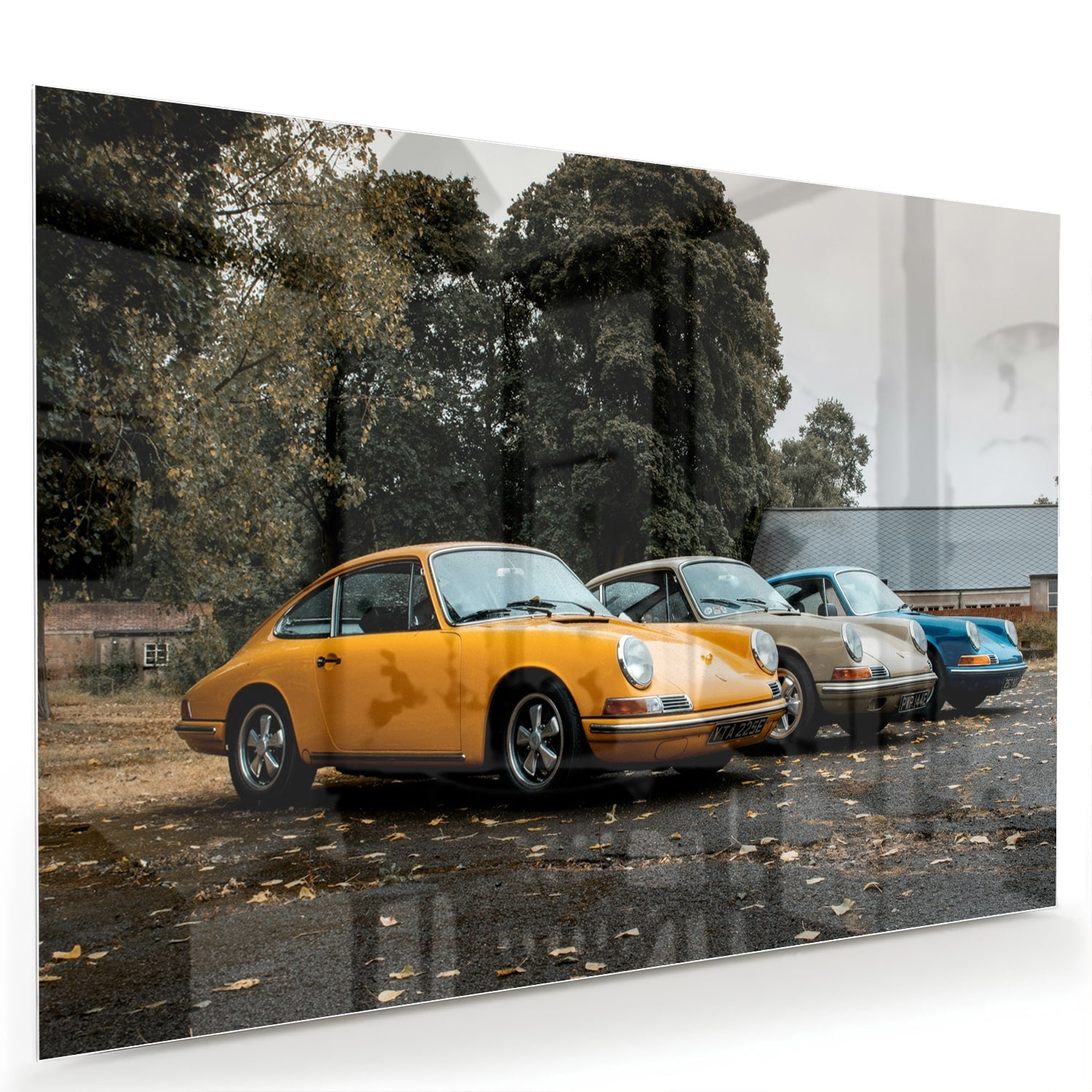 Glazen schilderij van een gele auto in een moderne woonkamer