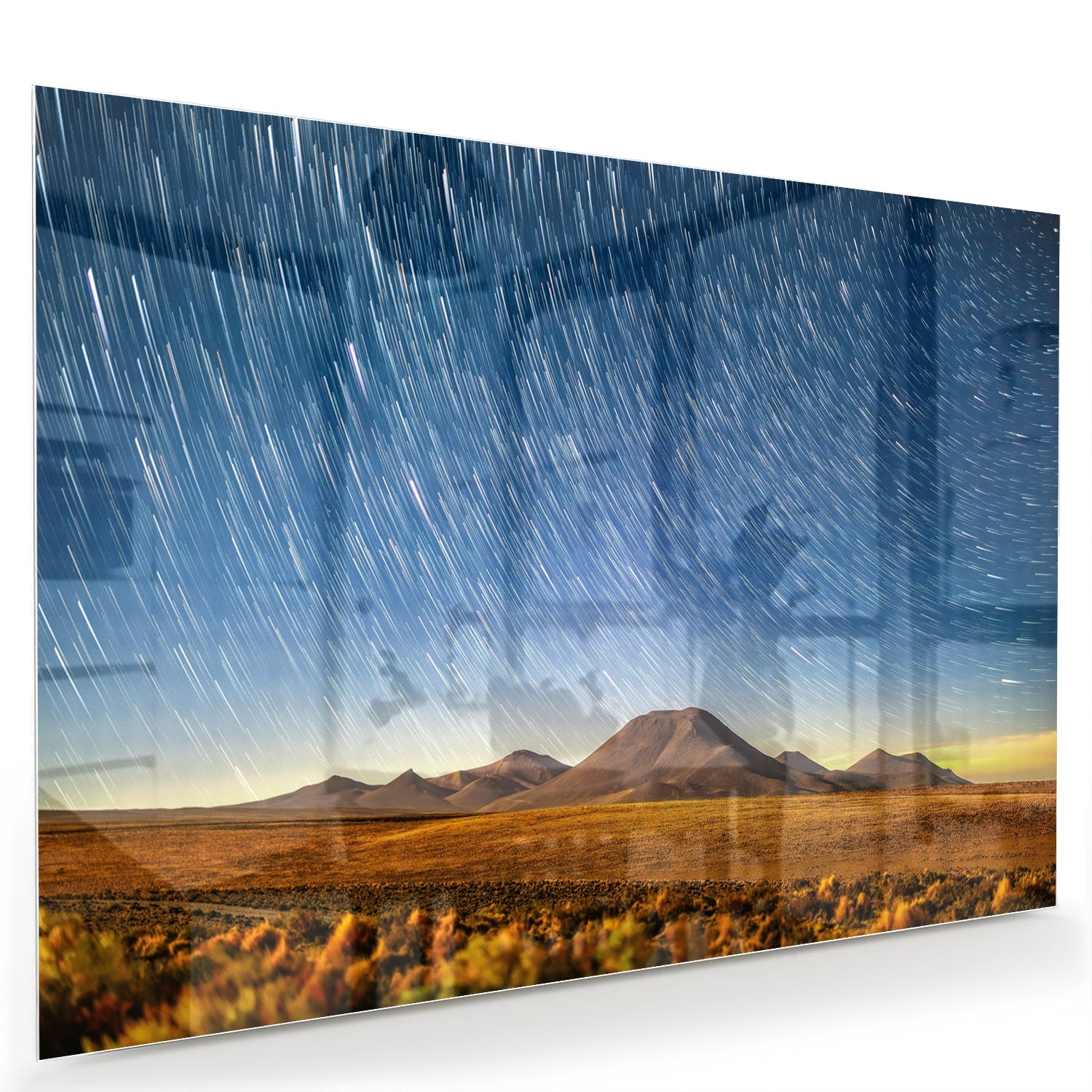 Glazen schilderij met sterrenhemel boven bergen, hangend aan de muur.