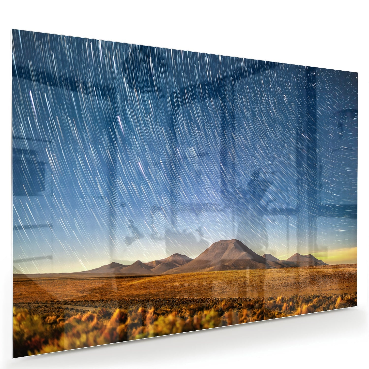 Glazen schilderij met sterrenhemel boven bergen, hangend aan de muur.