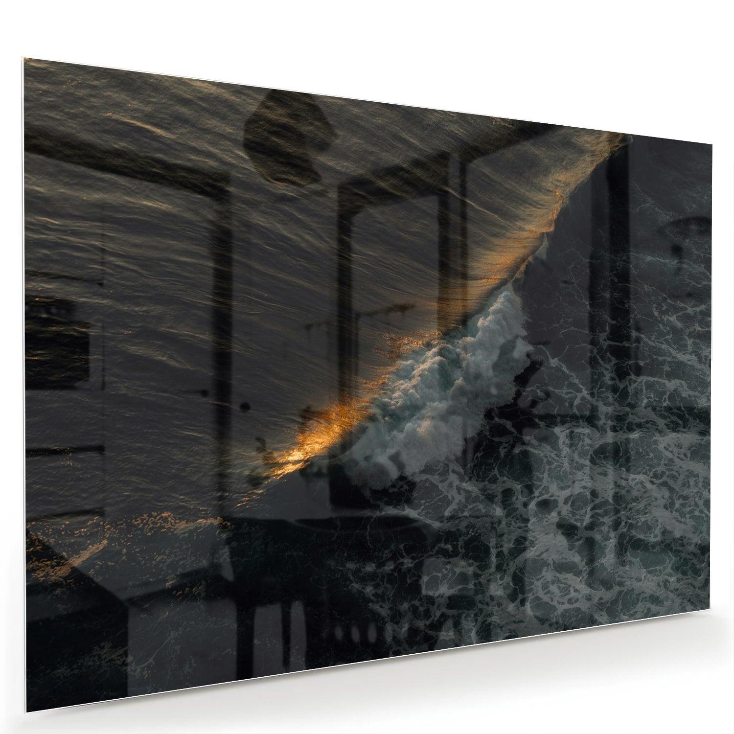 Zwart glazen schilderij van een zeegezicht met gouden accenten, hangt aan een lichtgekleurde muur.