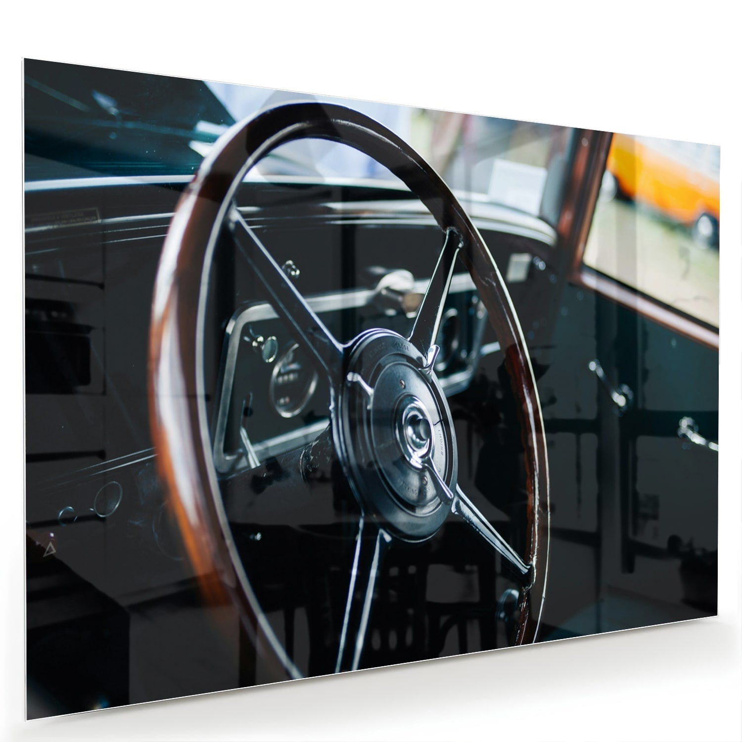 Glazen schilderij van een vintage autostuur aan de muur